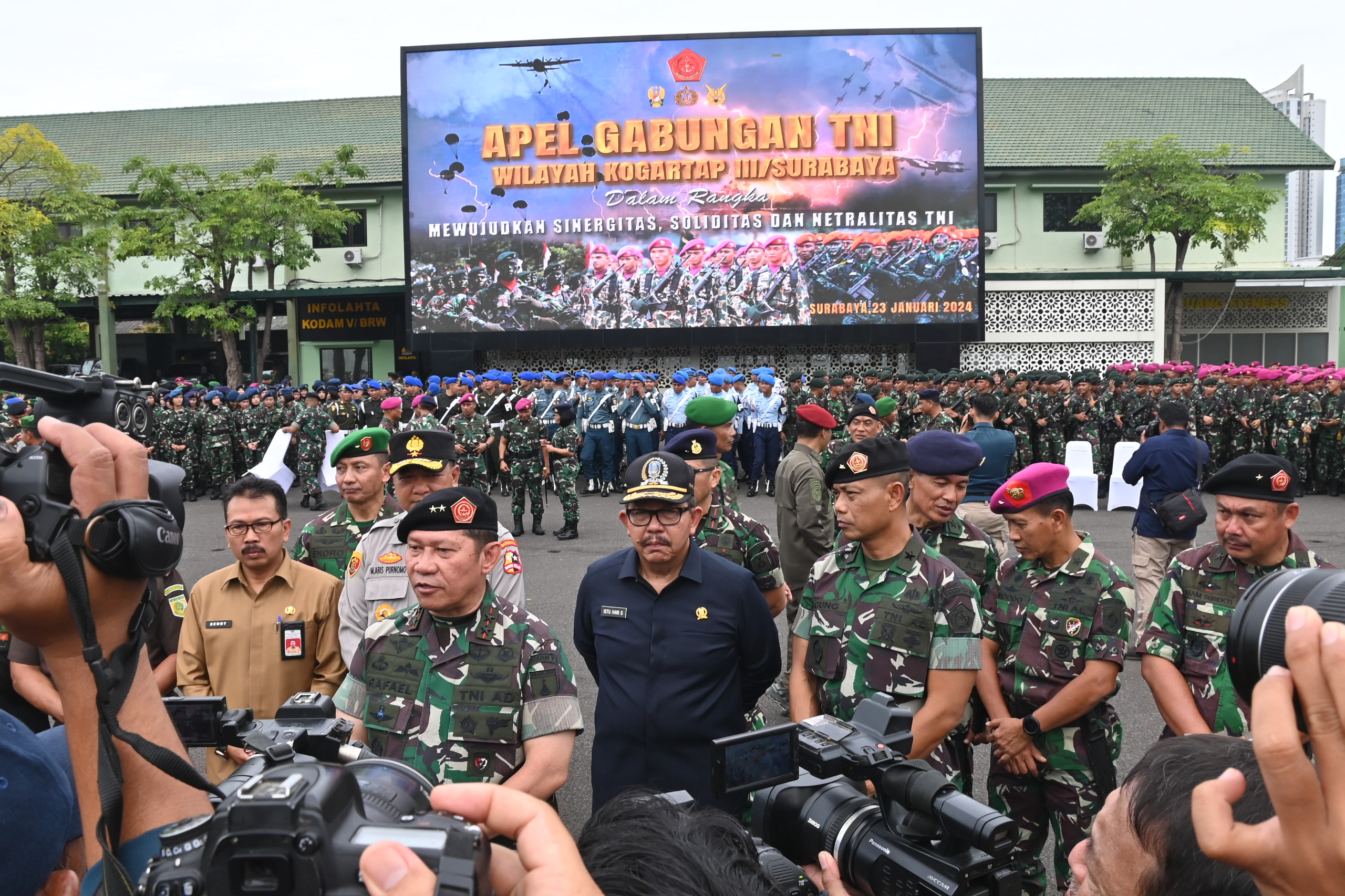 Mayjen TNI Rafael Granada Baay Pimpin Apel Gabungan TNI-Polri