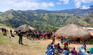 Warga Meninggal, Satgas Yonif 721 Berduka