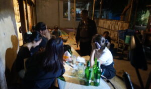 Patroli Dini Hari, Kapolsek Mojoroto Pergoki Konvoi Liar dan Remaja Konsumsi Minuman Keras Beralkohol di Warung Angkringan