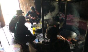 Babinsa Melaksanakan Kegiatan Komunikasi Sosial Bersama Masyarakat Melekom