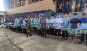 Panglima TNI Bagikan 300 Paket Sembako Untuk Pesantren dan Masyarakat