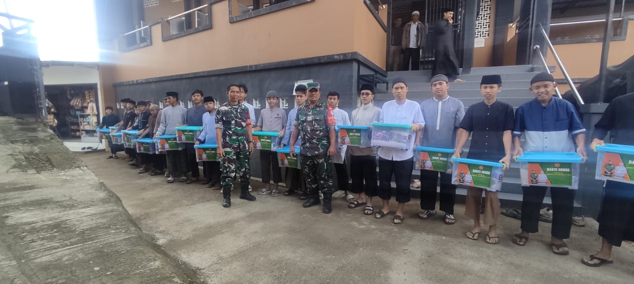 Panglima TNI Bagikan 300 Paket Sembako Untuk Pesantren dan Masyarakat