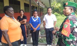 Untuk Menjaga Kebugaran, Babinsa Koramil 1710-01/Kokonao Ajak Siswa-Siswi SDN Kokonao Jalan Santai