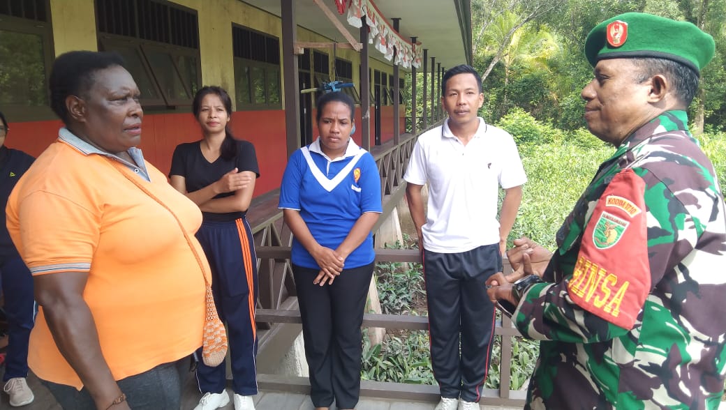 Untuk Menjaga Kebugaran, Babinsa Koramil 1710-01/Kokonao Ajak Siswa-Siswi SDN Kokonao Jalan Santai