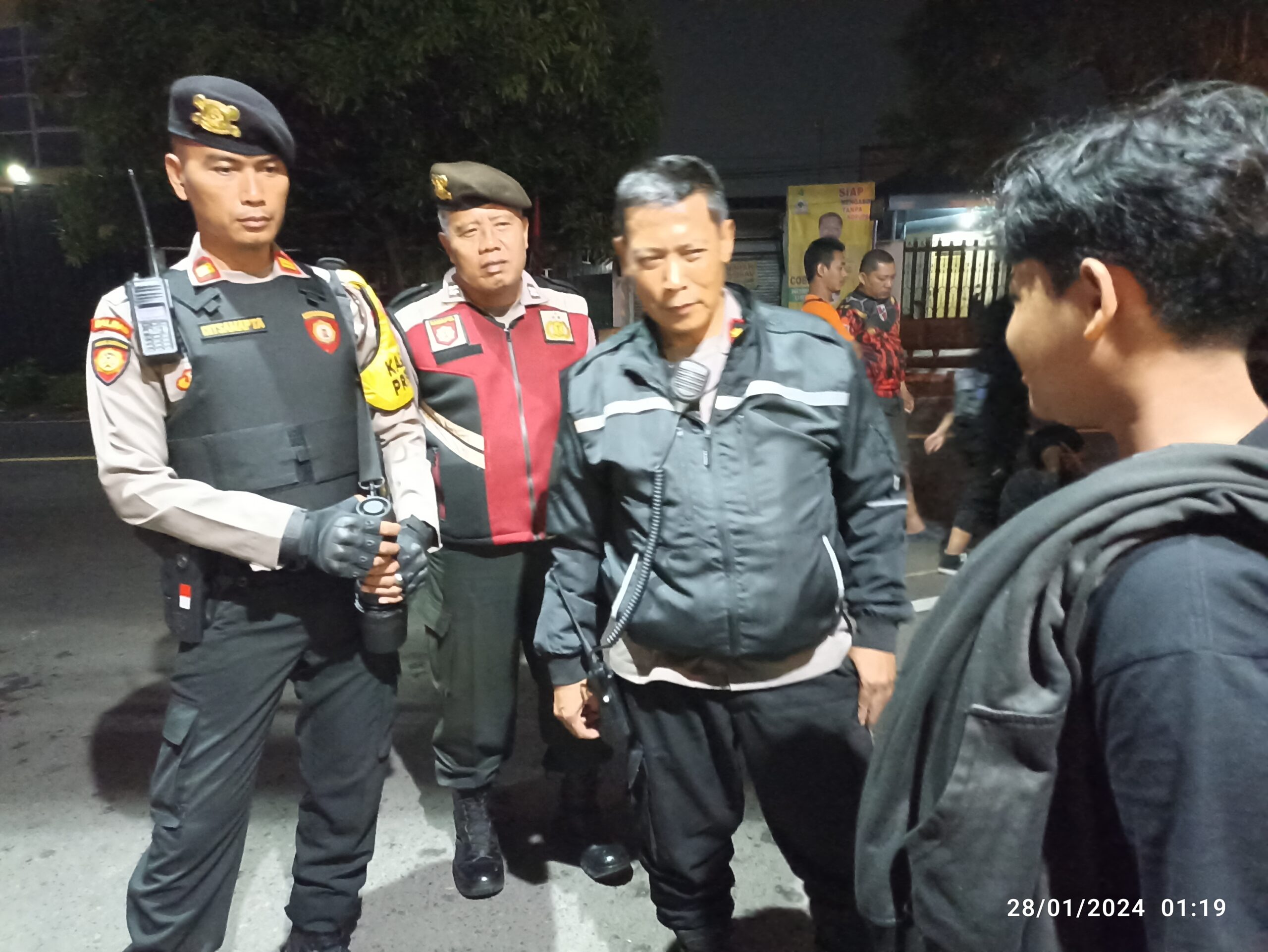 Saat Patroli Rutin Dini Hari, Kapolsek Mojoroto Temukan ini di Jalan Semeru !
