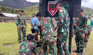 Dukung Material Untuk Gereja, Satgas Yonif 721 Buktikan Kemanunggalan