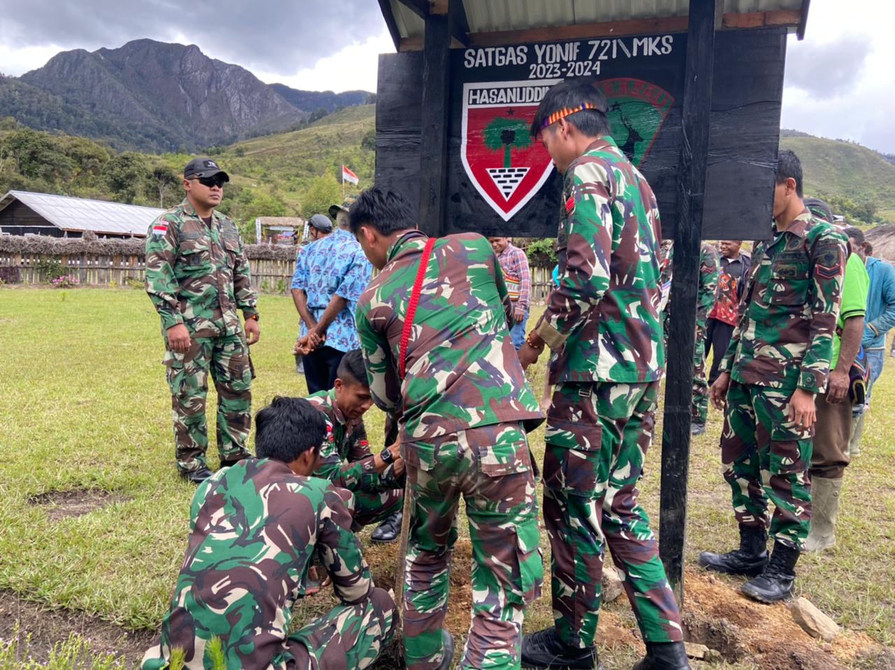 Dukung Material Untuk Gereja, Satgas Yonif 721 Buktikan Kemanunggalan