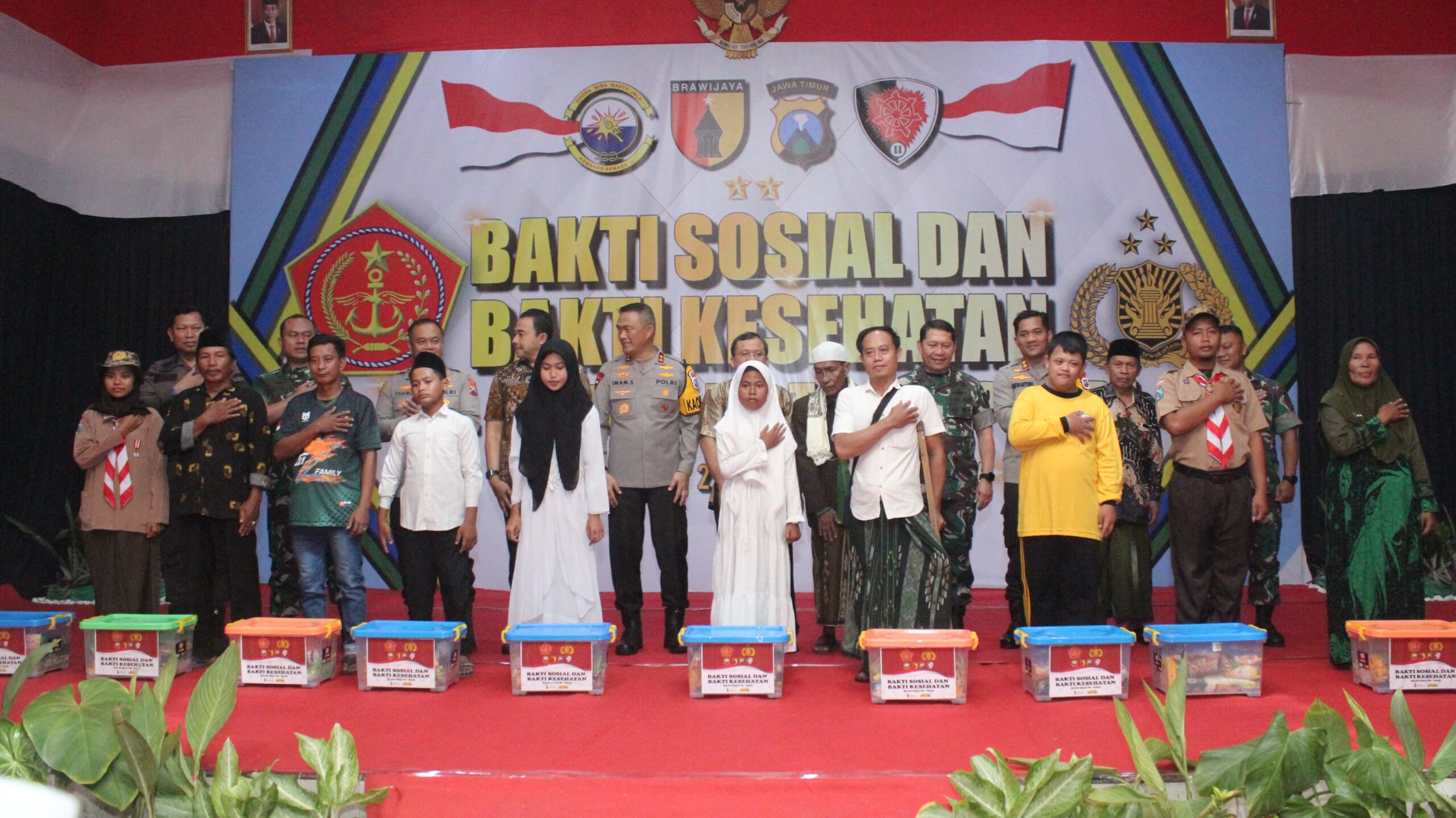 Mayjen TNI Rafael dan Kapolda Jatim Tinjau Pelaksanaan Bulan Bakti TNI di Sampang