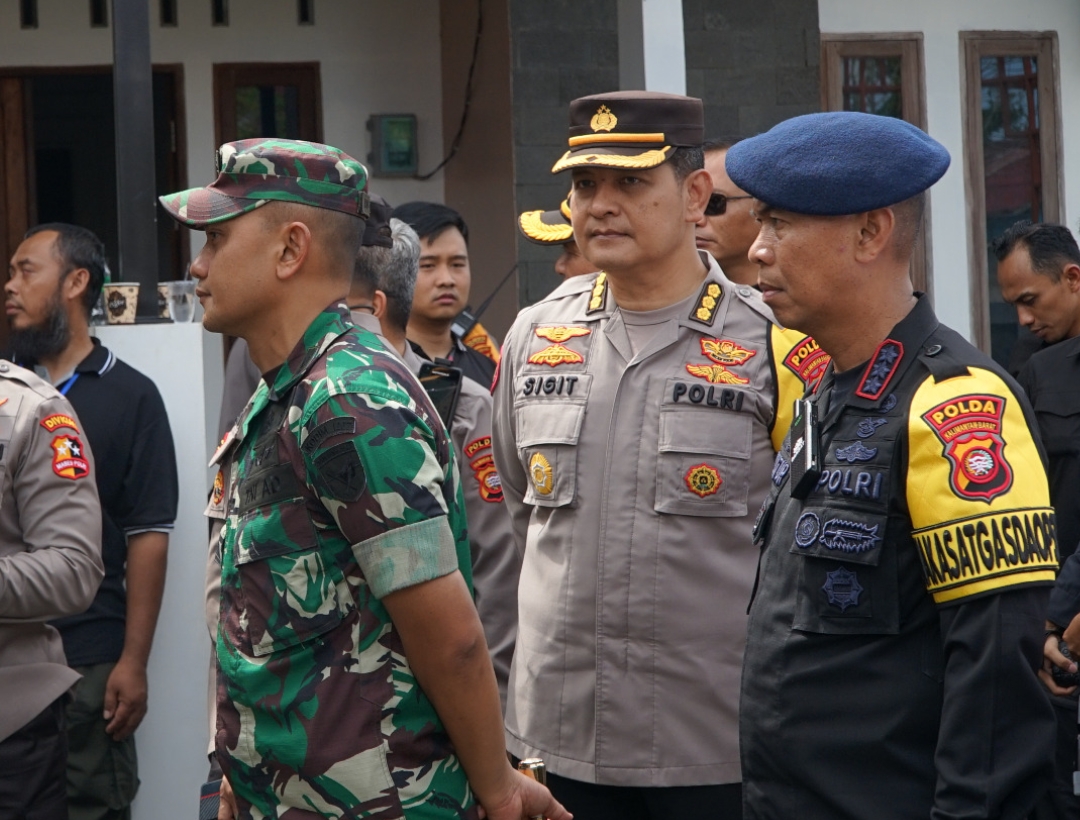 Bersama Kapolda Kalbar Dansatbrimob Lakukan Pengecekan Pos Pengamanan Pemilu