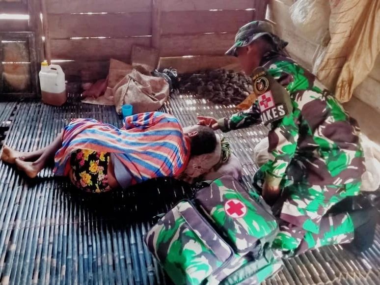 Wujud Peduli Masyarakat Satgas Pamtas Statis RI-PNG Yonif 111/KB Beri Pelayanan Kesehatan Gratis Di wilayah Perbatasan