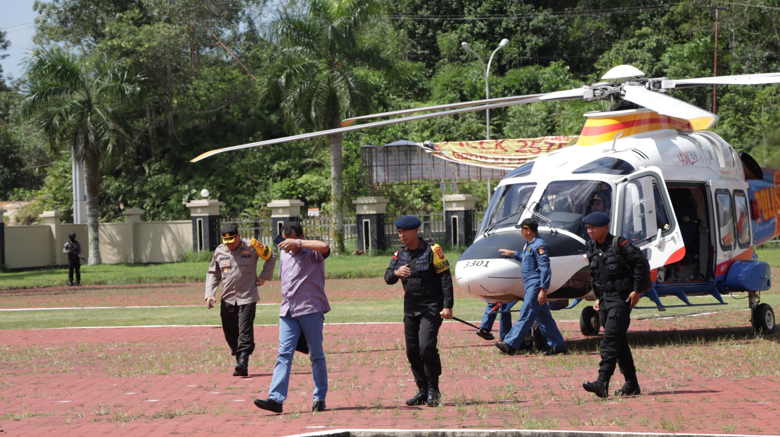 Dansatbrimob Dampingi Karoops Polda Kalbar Kunjungi Bengkayang Pastikan Situasi Aman