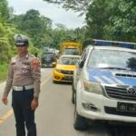 Sat Lantas Polres Melawi Mengamankan Arus Lalu Lintas di Ruas Jalan Provinsi Nanga Pinoh Sintang Desa Pemuar Akibat Longsor