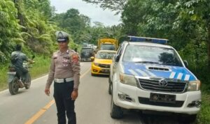 Sat Lantas Polres Melawi Mengamankan Arus Lalu Lintas di Ruas Jalan Provinsi Nanga Pinoh Sintang Desa Pemuar Akibat Longsor