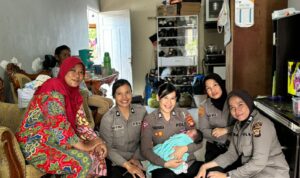 Luar Biasa !  Meski Dalam Kondisi Hamil 9 Bulan, Polwan Ini Melaksanakan Tugas Negara