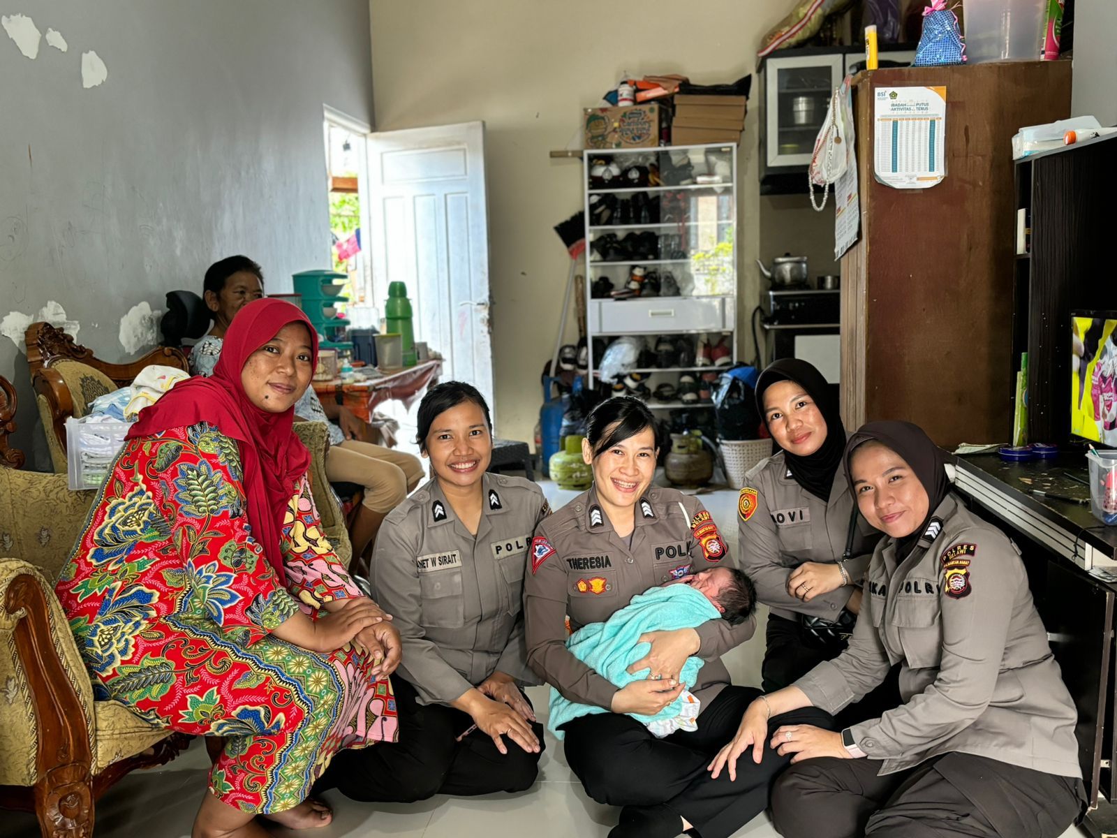 Luar Biasa !  Meski Dalam Kondisi Hamil 9 Bulan, Polwan Ini Melaksanakan Tugas Negara