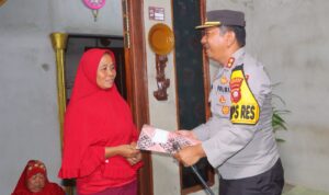 Kapolda Kalbar Sampaikan Bela Sungkawa Kepada Keluarga Anggota Linmas Yang Meninggal Saat Tugas