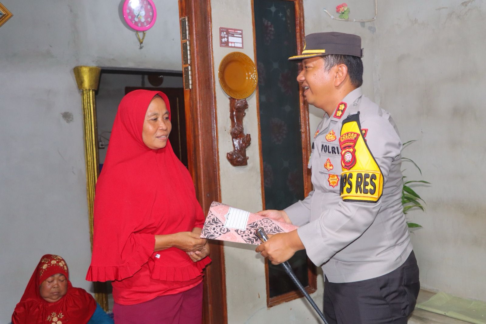 Kapolda Kalbar Sampaikan Bela Sungkawa Kepada Keluarga Anggota Linmas Yang Meninggal Saat Tugas