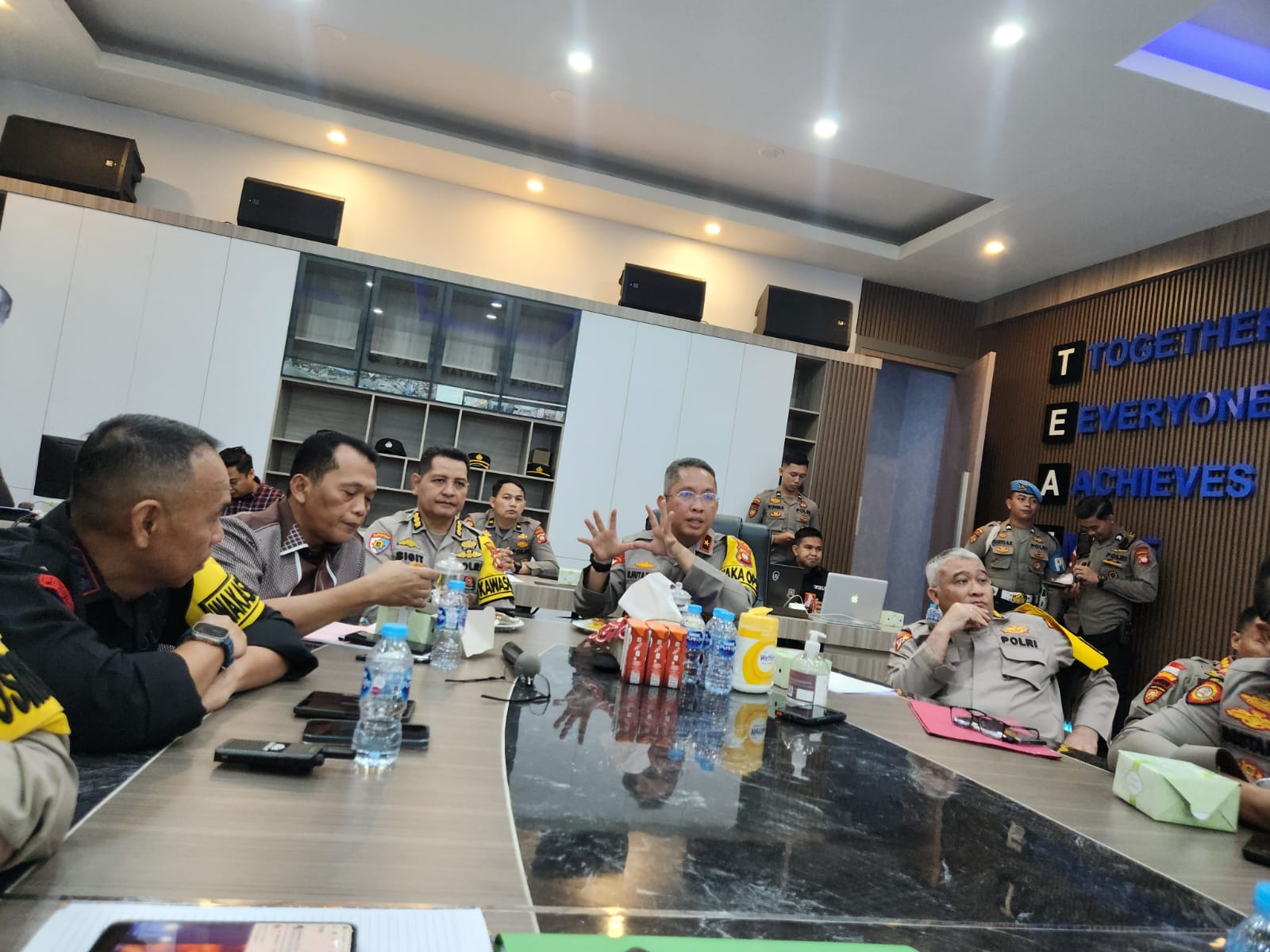 Wakapolda Kalbar Pimpin Analisa Dan Evaluasi Operasi Mantap Brata Kapuas 2024 Di Command Center Polda Kalbar
