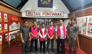 Kajati Kalbar Serahkan Tersangka Dan Barang Bukti Kasus Korupsi Renovasi Kawasan Waterfront Kabupaten Sambas