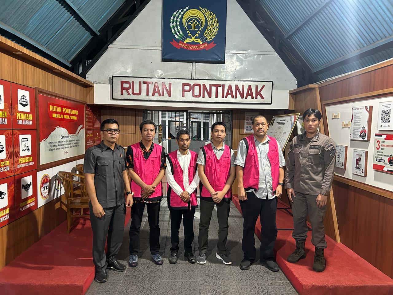 Kajati Kalbar Serahkan Tersangka Dan Barang Bukti Kasus Korupsi Renovasi Kawasan Waterfront Kabupaten Sambas