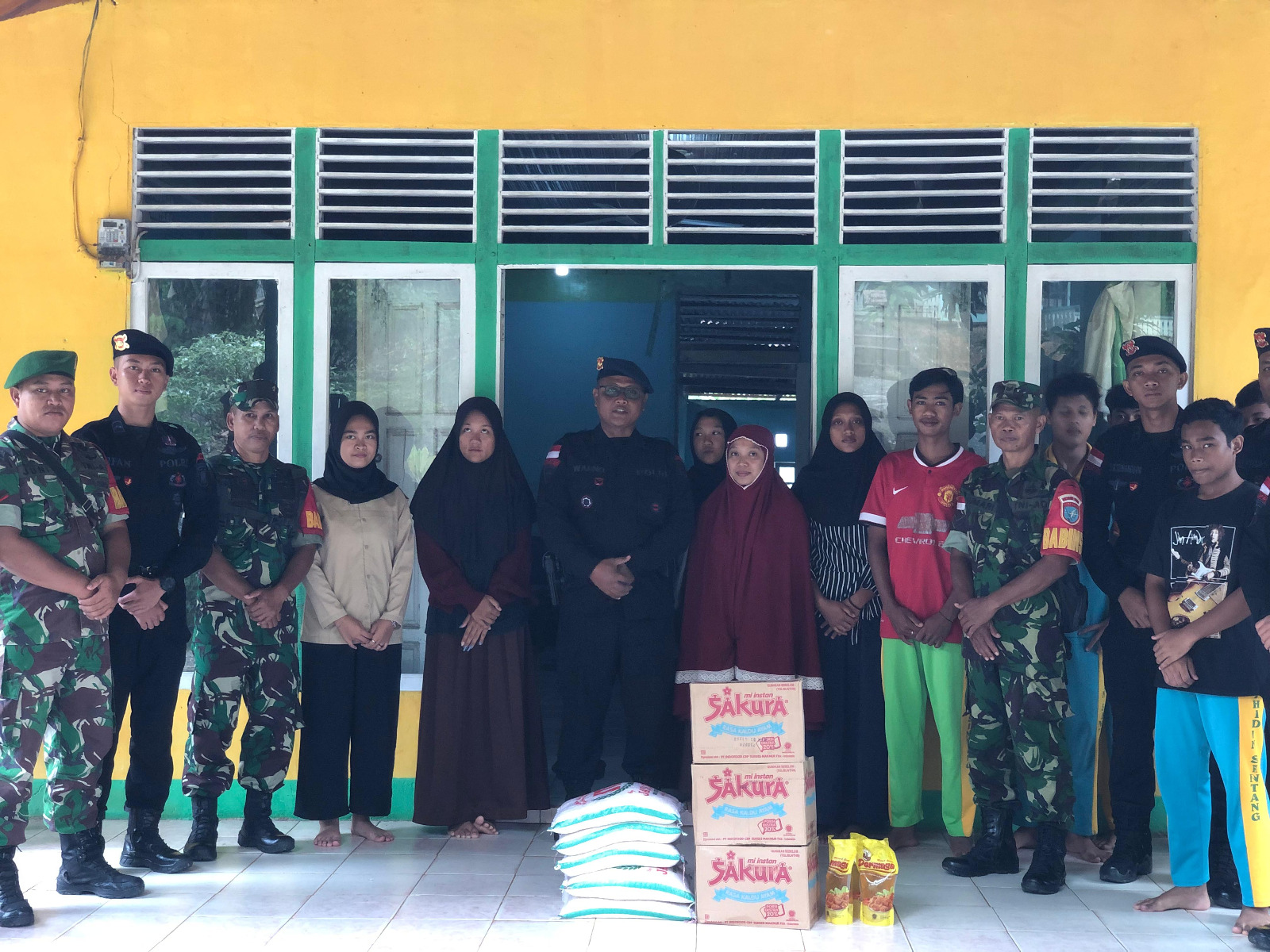 Jumat Berkah Satbrimob Polda Kalbar Berbagi Kebahagiaan