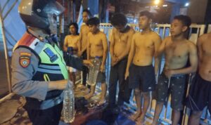 Lagi Enjoy Pesta Miras, 11 Remaja ini Digerebek Tim Patroli ‘ Anti Kerusuhan ‘ Polsek Mojoroto