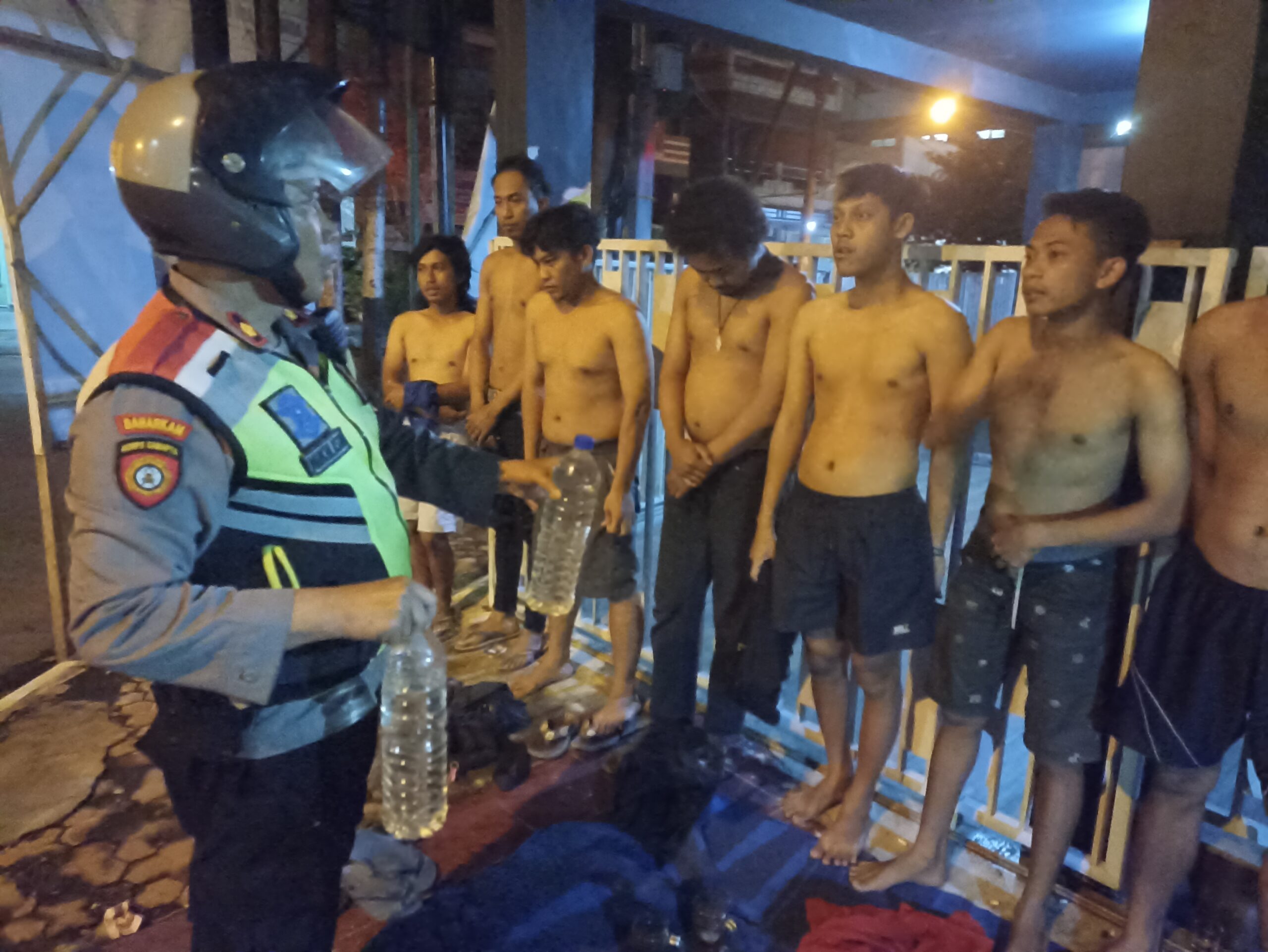 Lagi Enjoy Pesta Miras, 11 Remaja ini Digerebek Tim Patroli ‘ Anti Kerusuhan ‘ Polsek Mojoroto