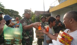Sinergi TNI dan Lintas Instansi Tangani Banjir di Demak, Evakuasi Warga dan Beri Bantuan Makanan