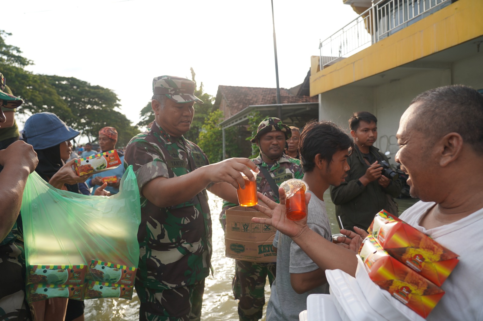 Sinergi TNI dan Lintas Instansi Tangani Banjir di Demak, Evakuasi Warga dan Beri Bantuan Makanan