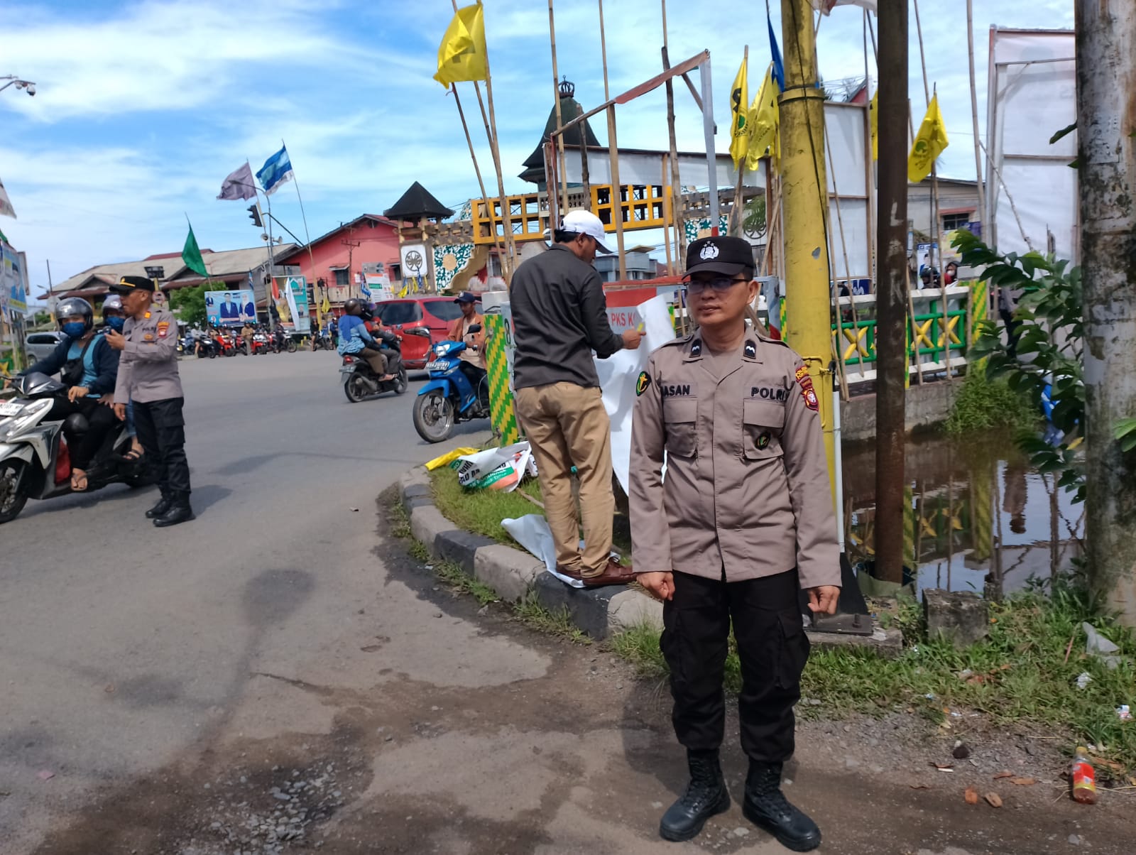 Satgas OMB Polda Kalbar Dampingi Petugas Bawaslu dan Satpol PP Lakukan Penurunan APK