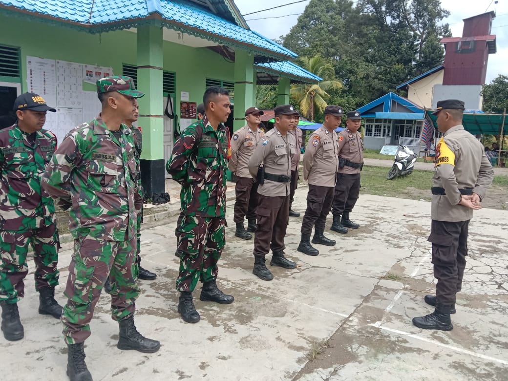 Sinergitas TNI – POLRI Dalam Pengamanan Pleno Rekapitulasi di Tingkat PPK di Wilayah Hukum Polres Melawi