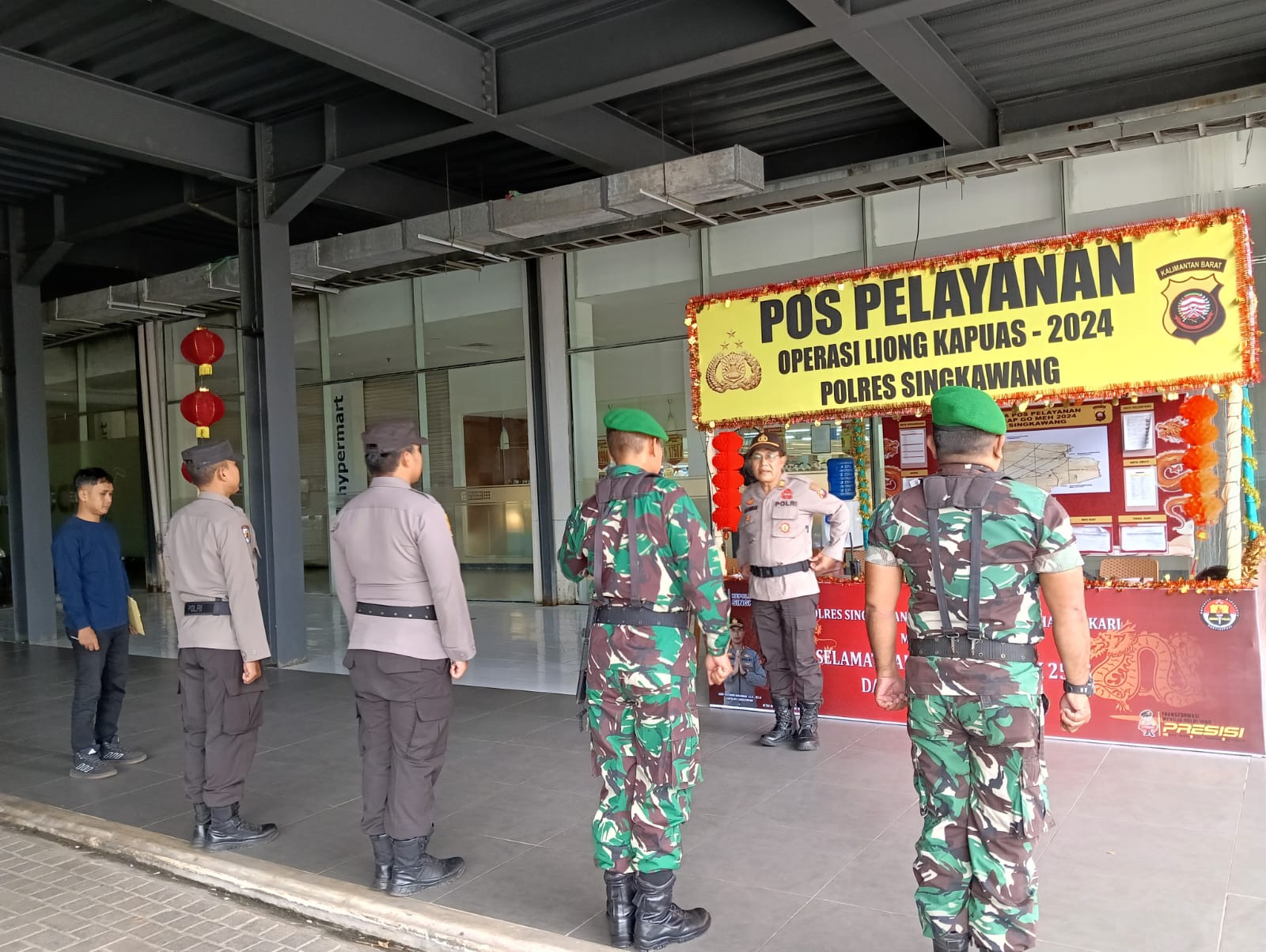 Lakukan Pengamanan Personil TNI – POLRI Ops Liong Kapuas 2024 Singkawang Grand Mall