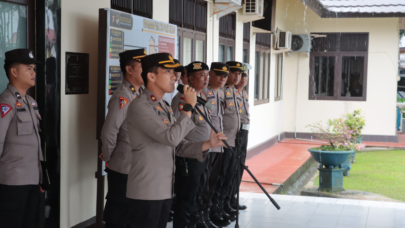 Wakapolres Sekadau Pimpin Apel Jam Pimpinan, Evaluasi Kinerja dan Sampaikan Arahan Terkait Pemilu 2024