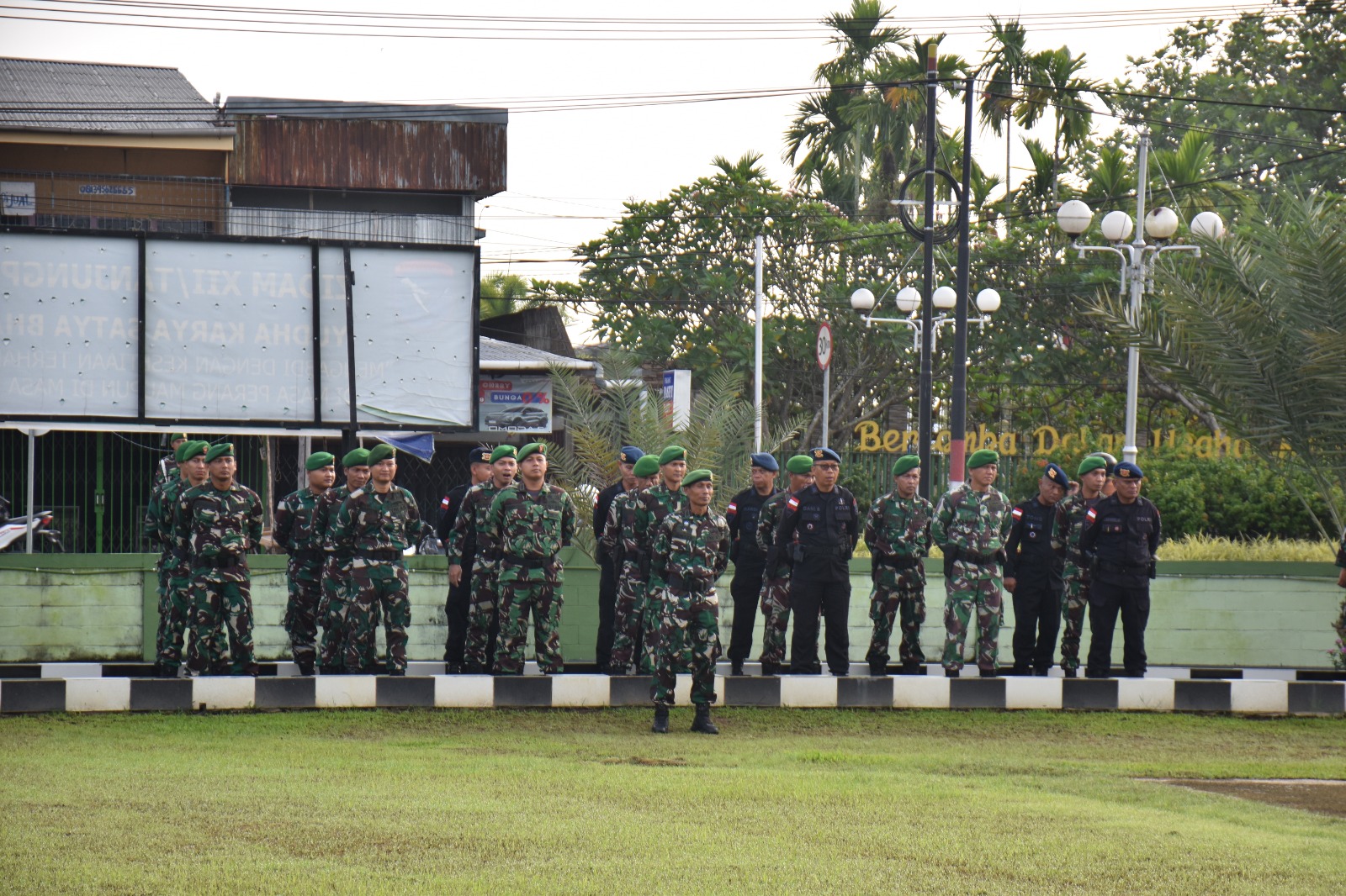Sinergitas Satbrimob Polda Kalbar Dan TNI Laksnakan Upacara Peringati Hari HKN