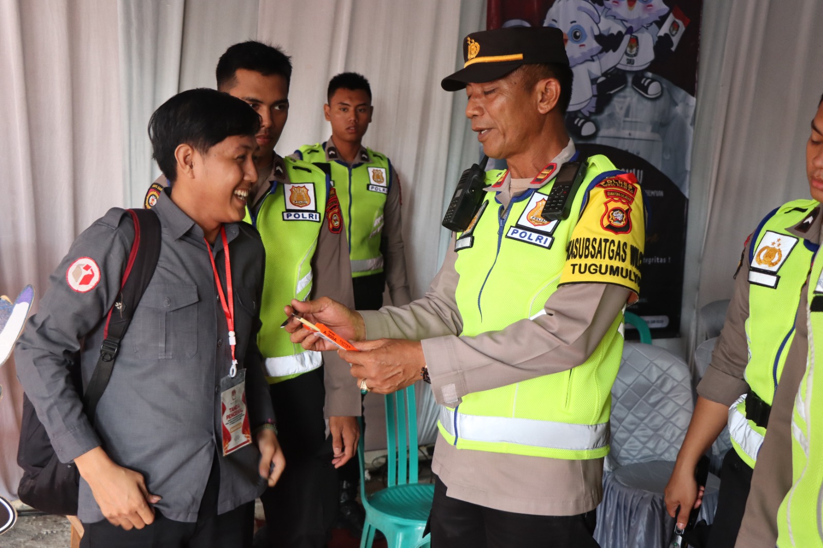 Hari Kedua, Polres Musi Rawas Tetap Siaga, Masuk Ruang Rapat Pleno, Tamu Diperiksa Secara Ketat