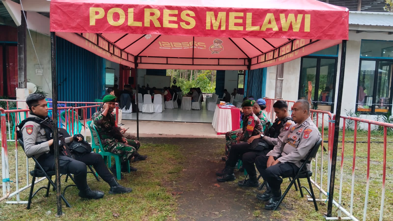 Polres Melawi Bersama TNI, Pol PP, dan Dishub Kabupaten Melawi Melaksanakan Pengamanan Rapat Pleno Hasil Penghitungan Perolehan Suara Pemilu Tahun 2024