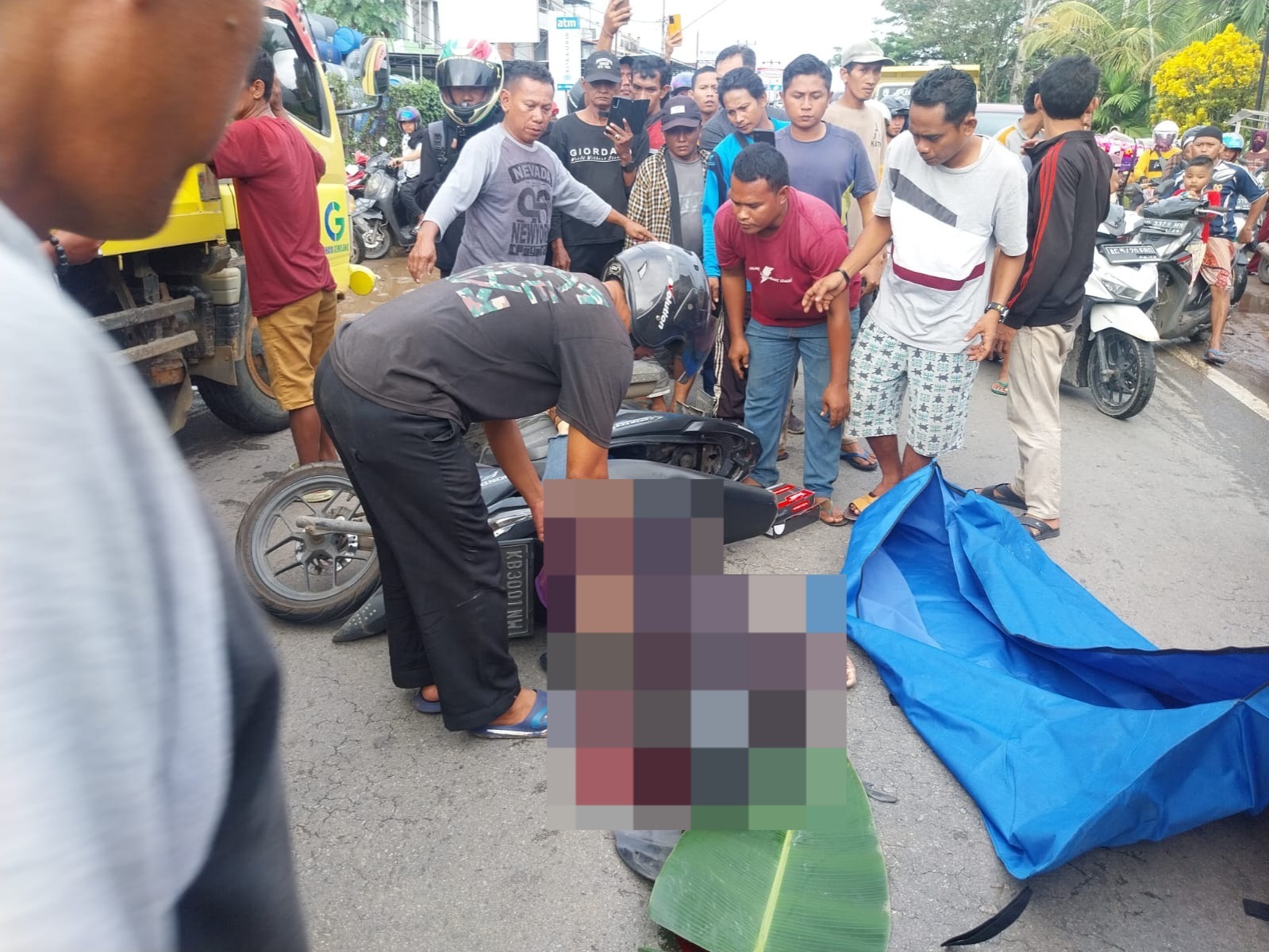 Terlindas Truk Trailer, Seorang Wanita Muda Pengendara Motor Tewas di Tempat