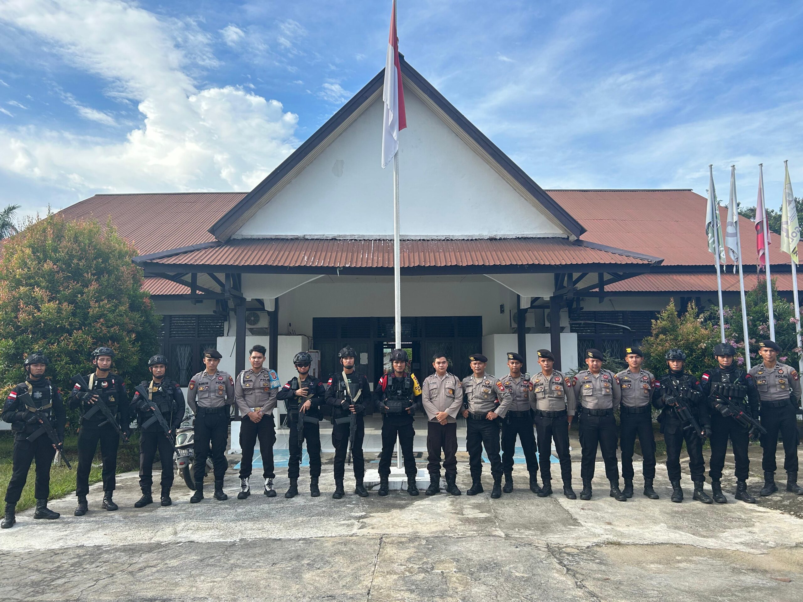 Polres Sekadau dan BKO Brimob Patroli Skala Besar Dalam Cipta Kondisi Pasca Pemilu 2024