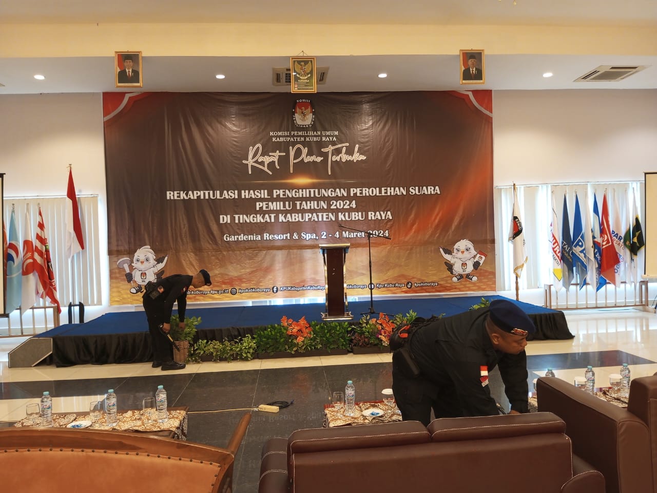 Tim Satgas Jibom Satbrimob Polda Kalbar Lakukan Sterilisasi Lokasi Rapat Pleno