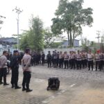 Personel Gabungan Lakukan Pengamanan Sidang Pleno Hasil Rekapitulasi Hasil Penghitungan Perolehan Suara Pemilu 2024 Tingkat Kota Singkawang