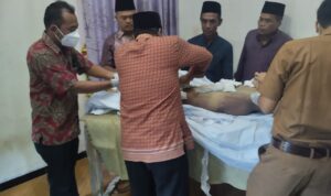 Polisi Evakuasi Penemuan Mayat Gantung Diri di Lamtim