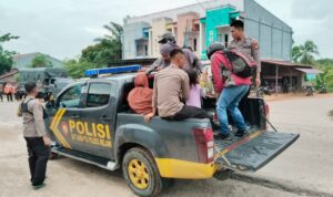 Kerahkan 5 Unit Kendaraan, Polres Melawi Berikan Angkutan Gratis Bencana Banjir