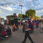 Satlantas Polres Melawi Melaksanakan Pengamanan Arus Lalu Lintas Di Sejumlah Lokasi Pasar Juadah Dan Kantin Ramadhan di Nanga Pinoh