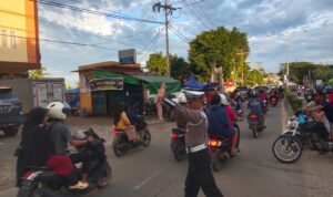 Satlantas Polres Melawi Melaksanakan Pengamanan Arus Lalu Lintas Di Sejumlah Lokasi Pasar Juadah Dan Kantin Ramadhan di Nanga Pinoh