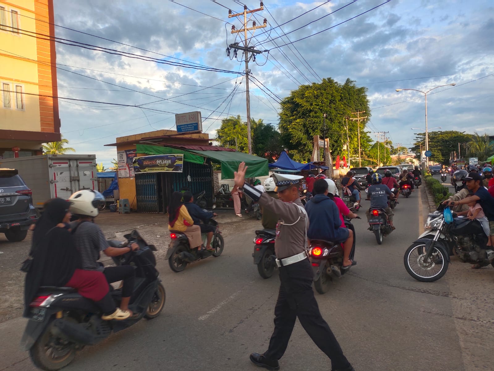 Satlantas Polres Melawi Melaksanakan Pengamanan Arus Lalu Lintas Di Sejumlah Lokasi Pasar Juadah Dan Kantin Ramadhan di Nanga Pinoh