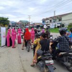 Kapolsek Nanga Pinoh Bagikan Takjil Gratis untuk Masyarakat Pengguna Roda Dua dan Roda Empat