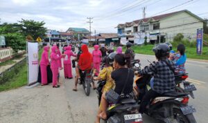 Kapolsek Nanga Pinoh Bagikan Takjil Gratis untuk Masyarakat Pengguna Roda Dua dan Roda Empat