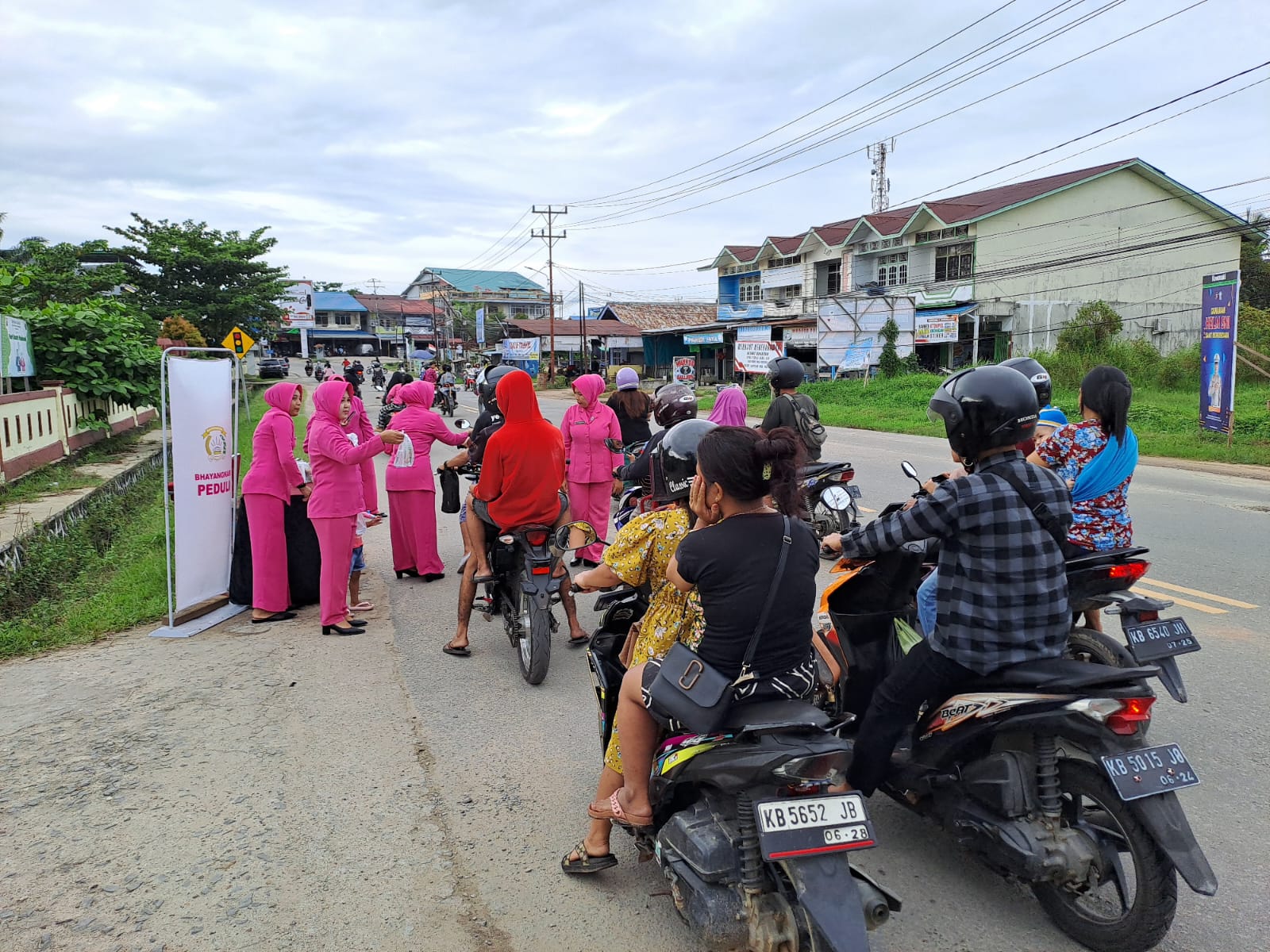 Kapolsek Nanga Pinoh Bagikan Takjil Gratis untuk Masyarakat Pengguna Roda Dua dan Roda Empat