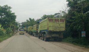 Jalan Nasional Penuh Dengan Lumpur, Akibat Galian Tanah Di Desa Mekarsari 