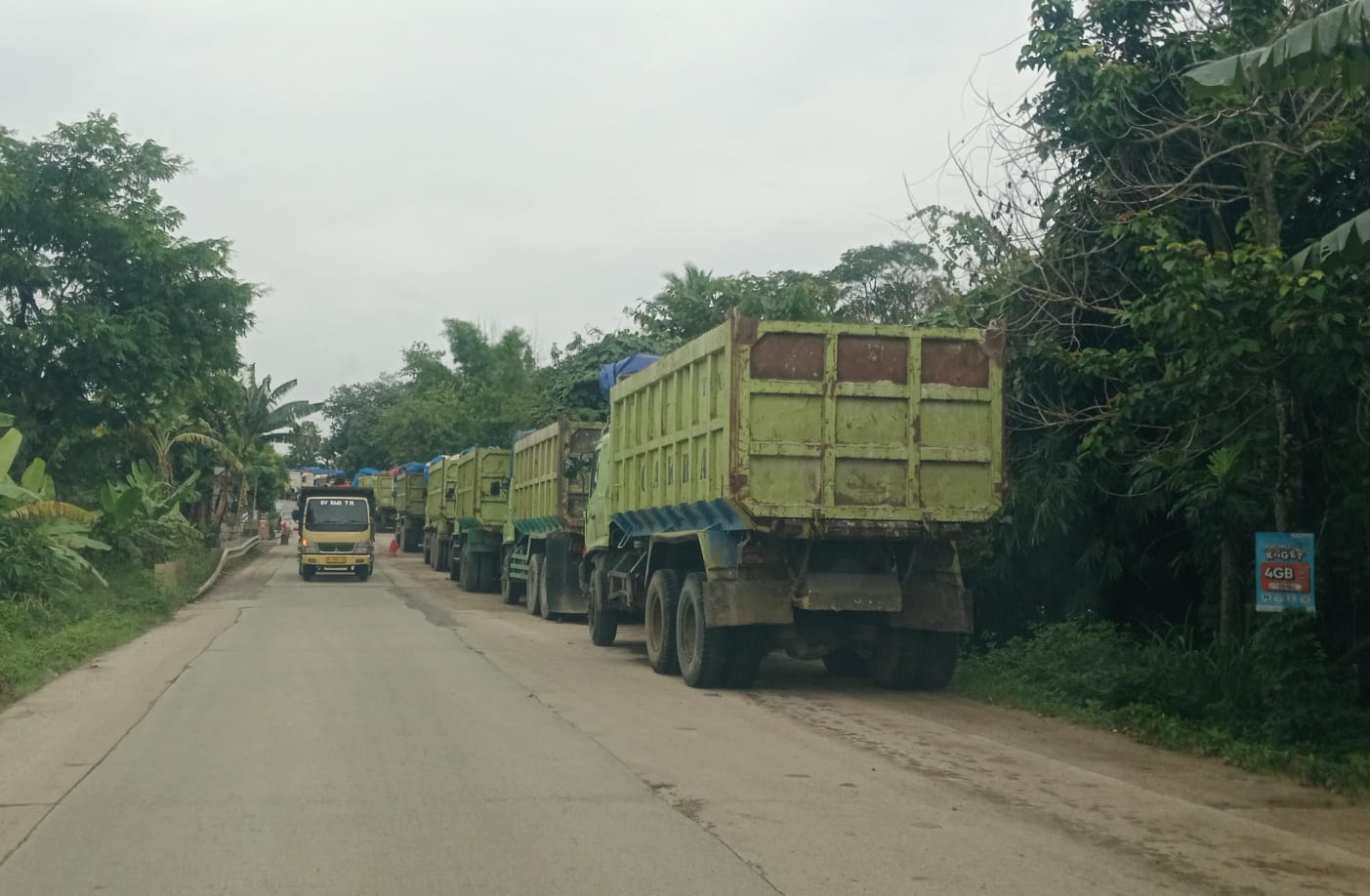 Jalan Nasional Penuh Dengan Lumpur, Akibat Galian Tanah Di Desa Mekarsari 